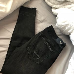 AMERICAN EAGLE DISTRESSED BLACK JEANS